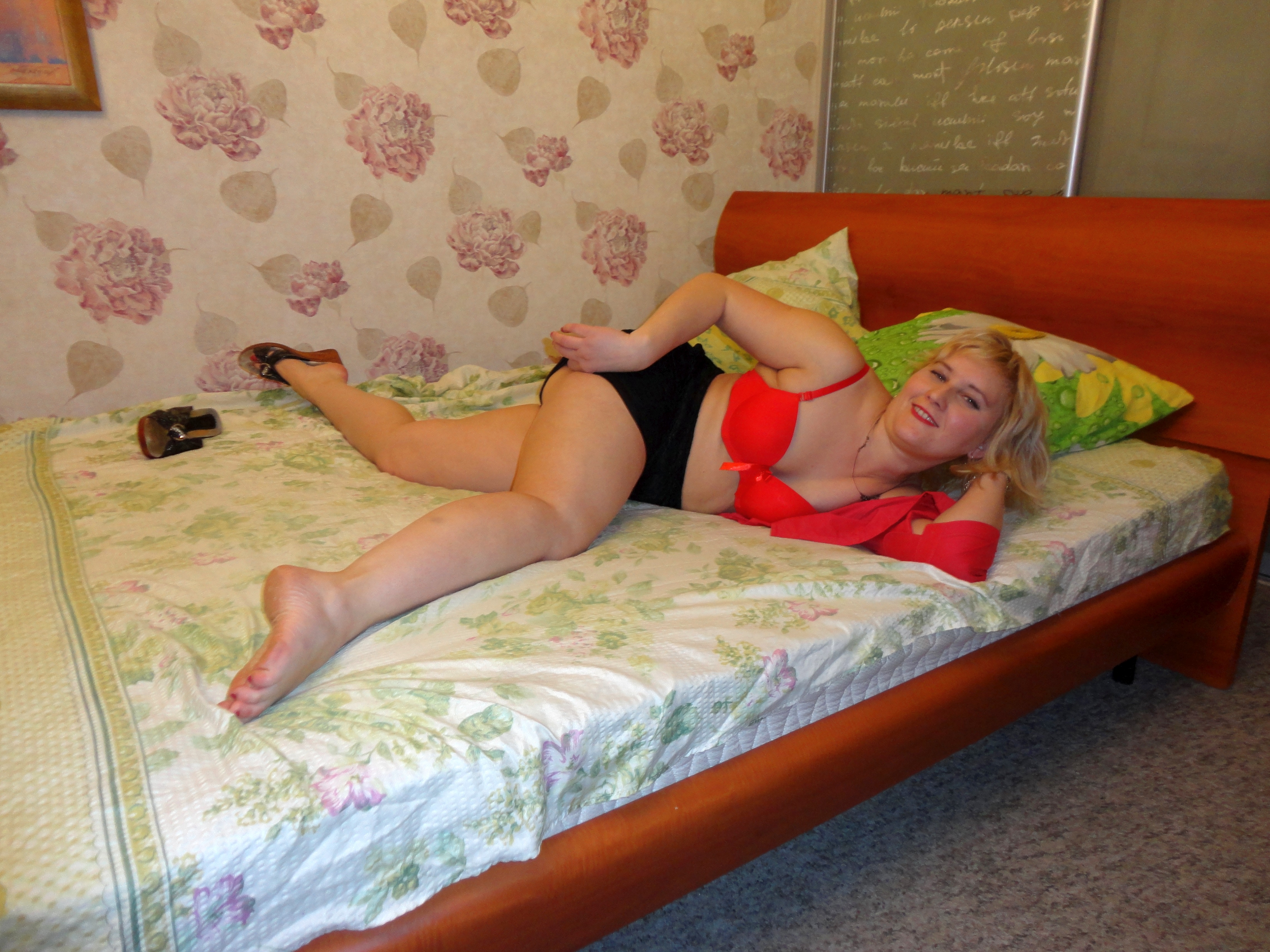 mollige Blondine in Unterwäsche auf dem Bett